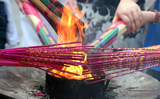 中元节给去世的人烧纸,希望亲人能开心快乐