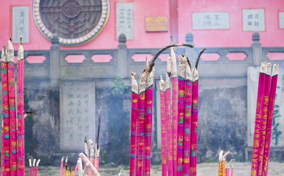 清明节烧纸一定不能拍照,这是对先人的不尊敬