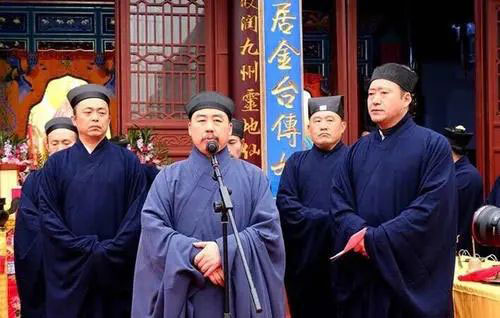 白天没事一到晚上低烧