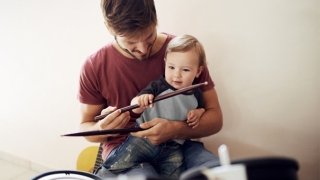 小孩遇狗受了惊吓，赶紧请人来叫魂