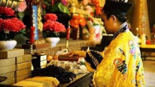 传统道教文化中 这个山有着举足轻重的地位 很多人都纷纷前往祭拜