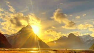 你想要财运广进,可以在财位上面供奉财神牌位