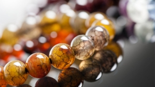 男士属龙巨蟹座戴什么避烂桃花,戴这3种饰物能够帮你避开