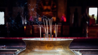 在家烧香需要注意了，不要惹上了其他的东西在