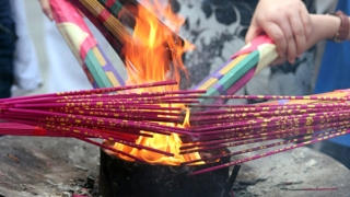 中元节给去世的人烧纸,希望亲人能开心快乐