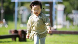 宝宝吓着掐手指图片,这是化解的方法