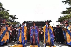 风水先生说：“家开青龙门，赛过祖宗坟。”