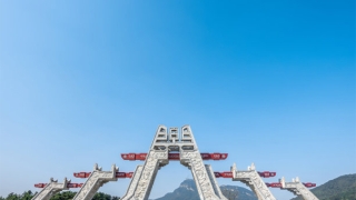 给去世的人供奉纸牌位，超度其往生善道