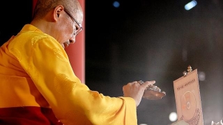 圣严法师：佛教相信超度亡灵的功用吗