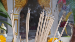 摆放灵牌位的放禁忌，家里神桌要想着向大门